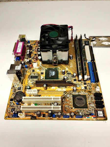 ASUS A8V-MX Emolevy.