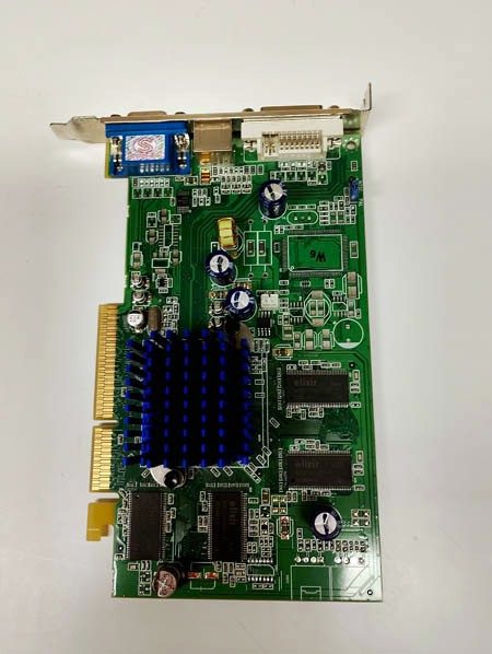 ATI Raedon 9550 AGP näytönohjain.