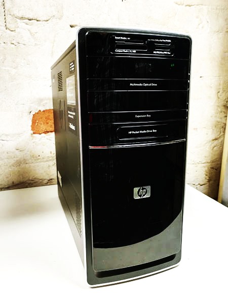 HP/Lenovo -pöytätietokone.